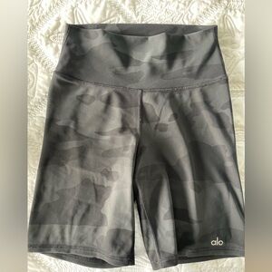 Alo high waisted 7” black camo biker shorts